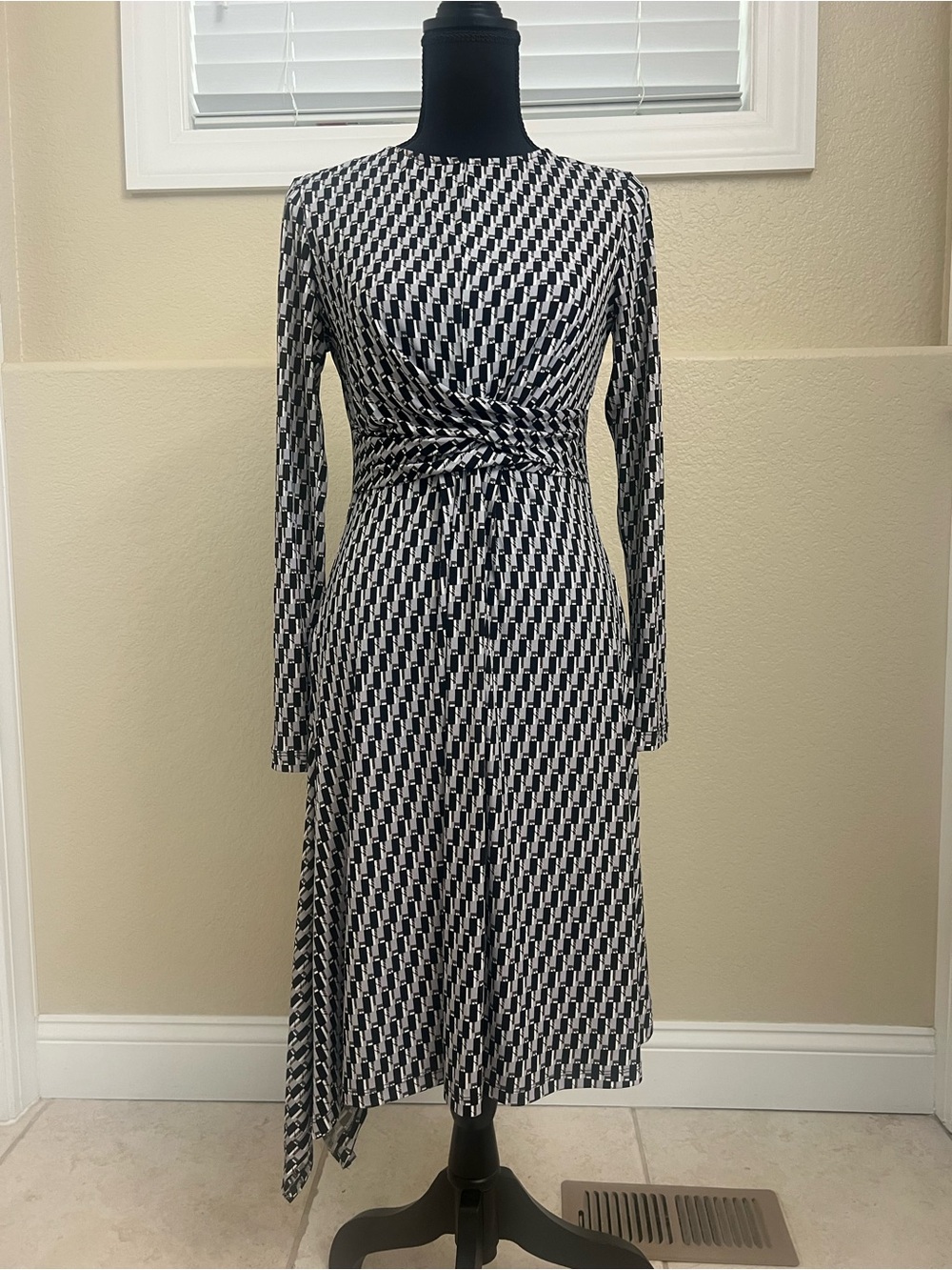 Donna Morgan Black and White Geometric Twist-Waist Midi Dress